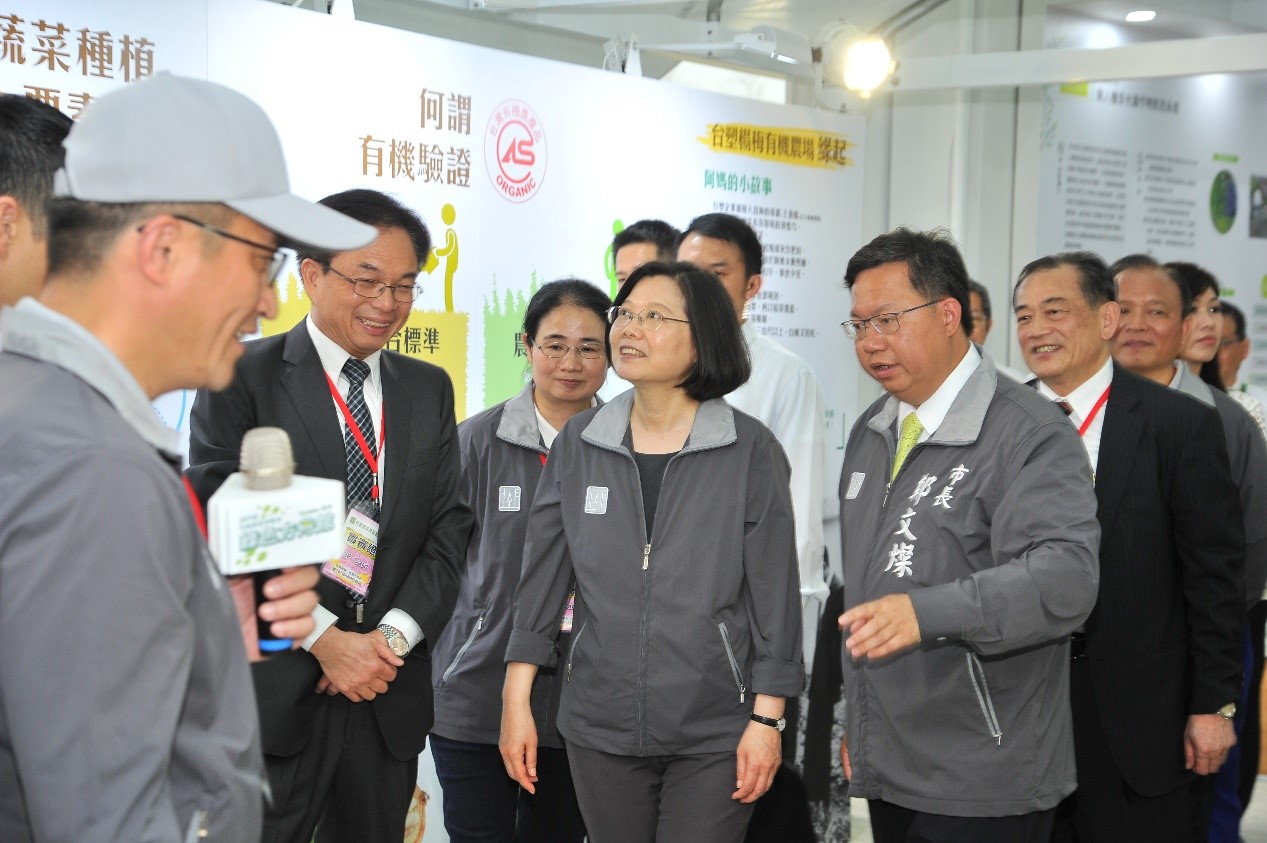 4/4總統蔡英文、桃園市長鄭文燦蒞臨台塑企業展區 南亞總經理鄒明仁、台朔環保經理林健楠陪同導覽