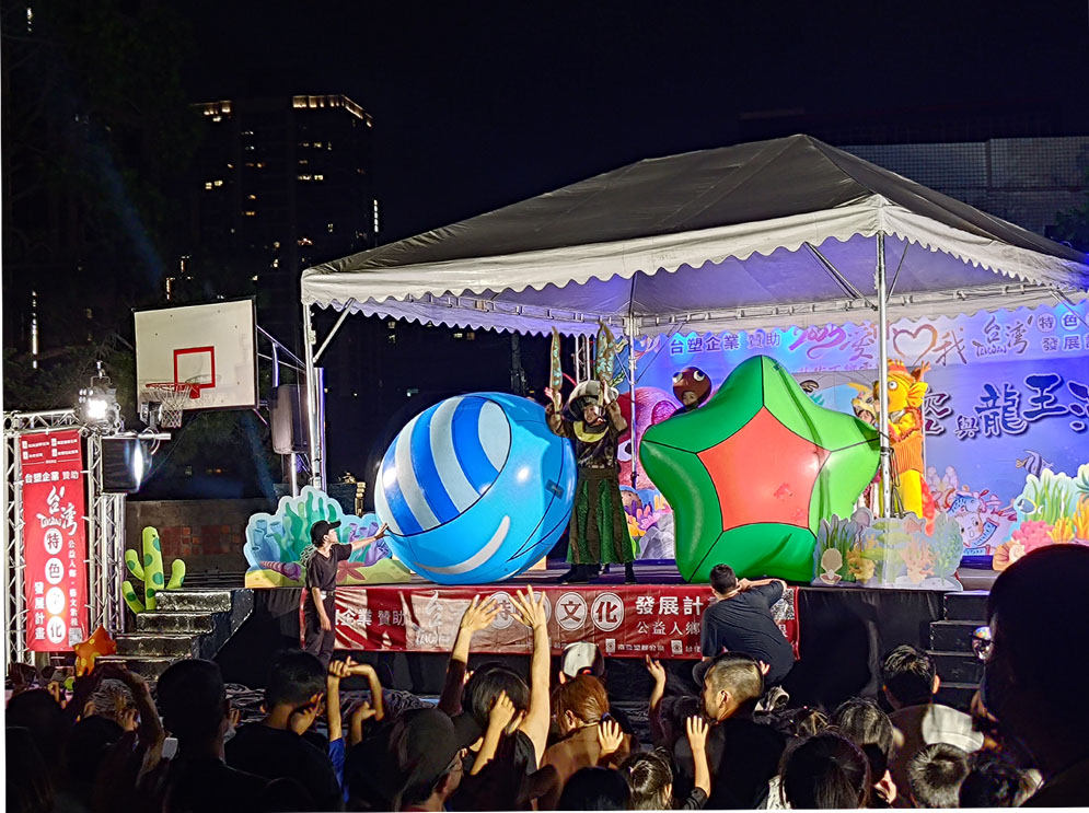 現場大小朋友隨著劇團演出一起舞動