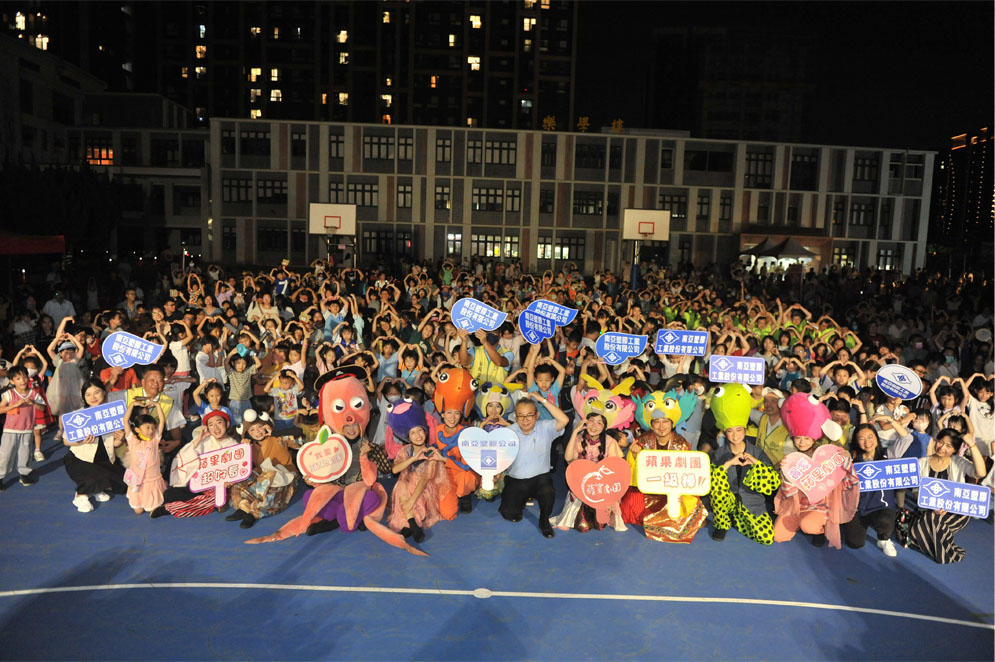 現場大小朋友隨著劇團演出一起舞動